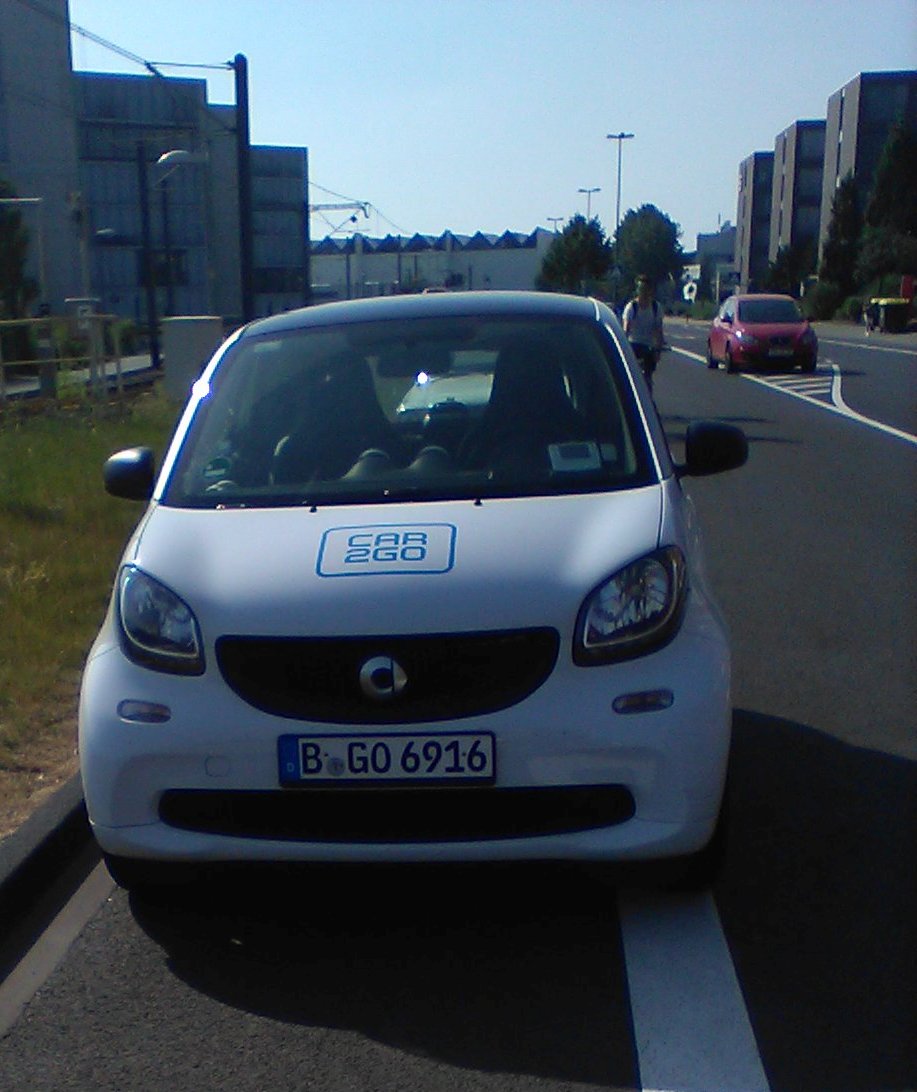 Falsch geparktes Car2Go Fahrzeug mit dem Kennzeichen B-GO 6916